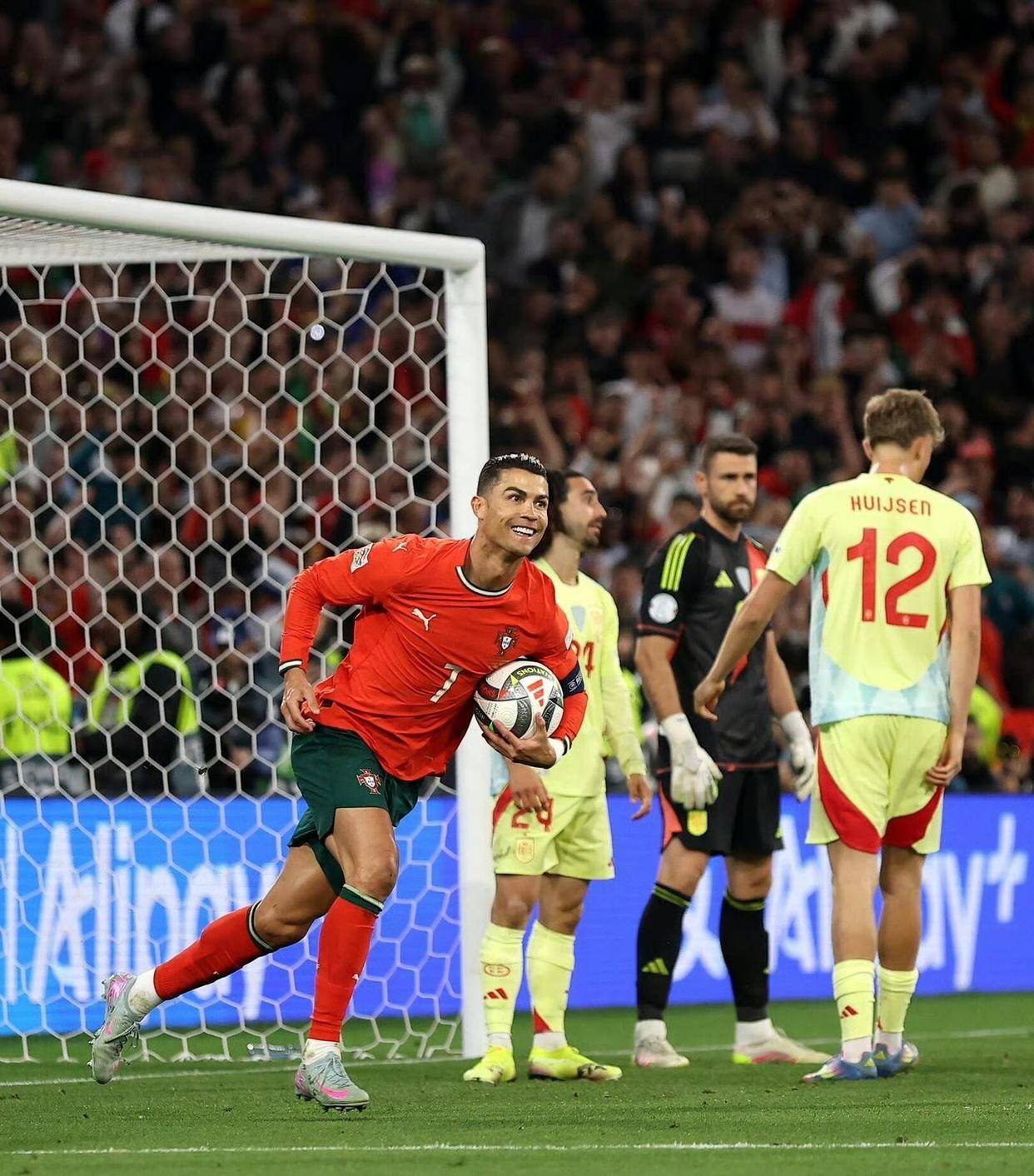 C罗焦点对战，阿扎伦卡与70激战澳大利亚队分钟，锐不可当胜负难料！观众掌声雷动的简单介绍