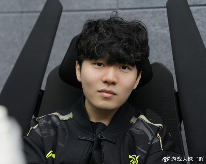 包含Rookie迎来五赛季高光表现，DWG球迷沸腾！的词条