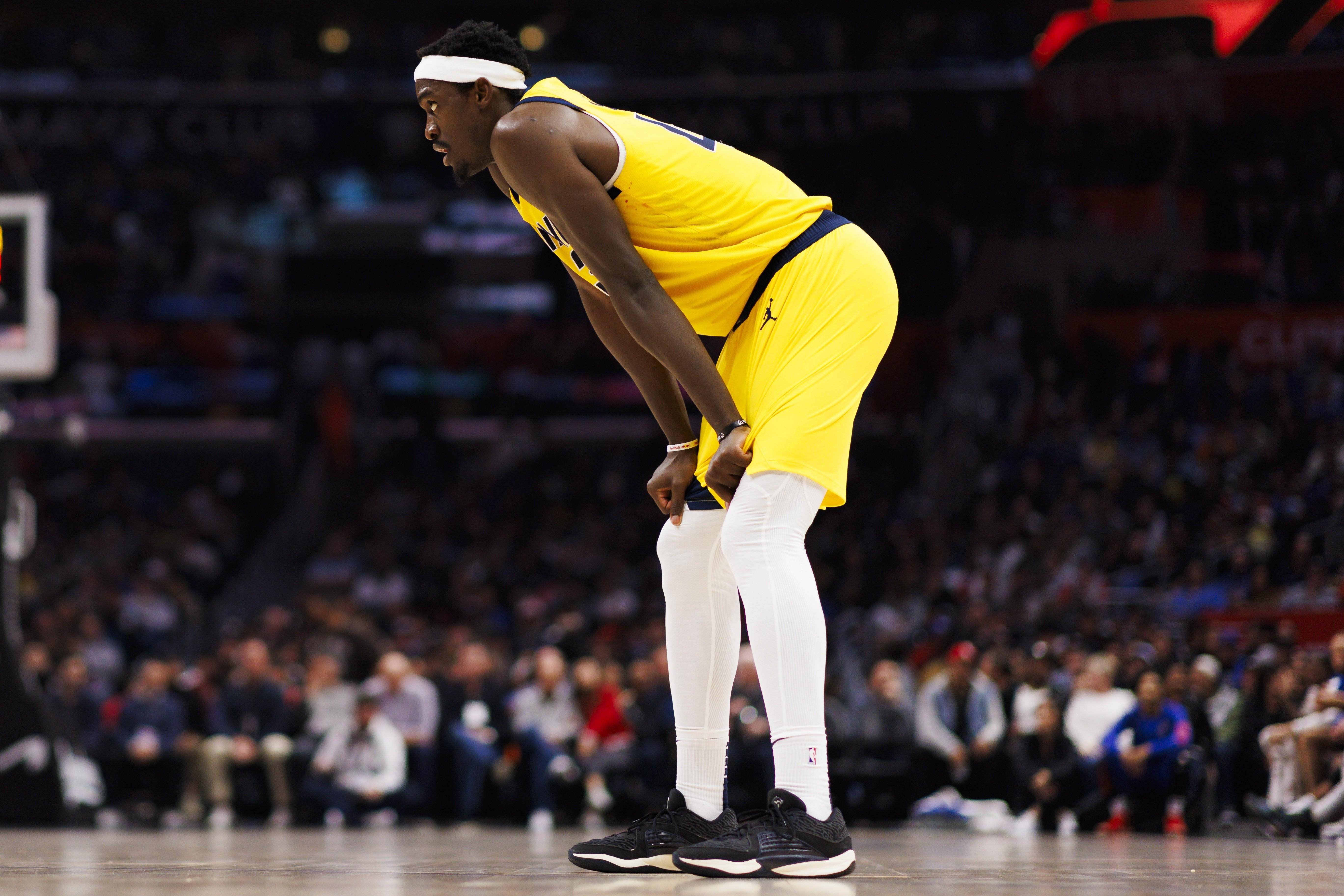 开云体育-西亚卡姆在篮网比赛中出色防守，惊险取胜引发热议！的简单介绍