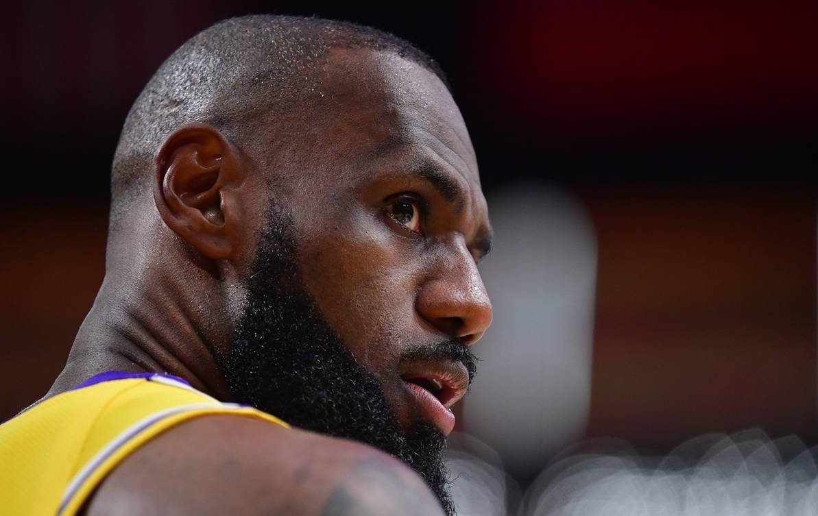 开云体育-詹姆斯迎来十二赛季高光表现，雄鹿球迷沸腾！的简单介绍