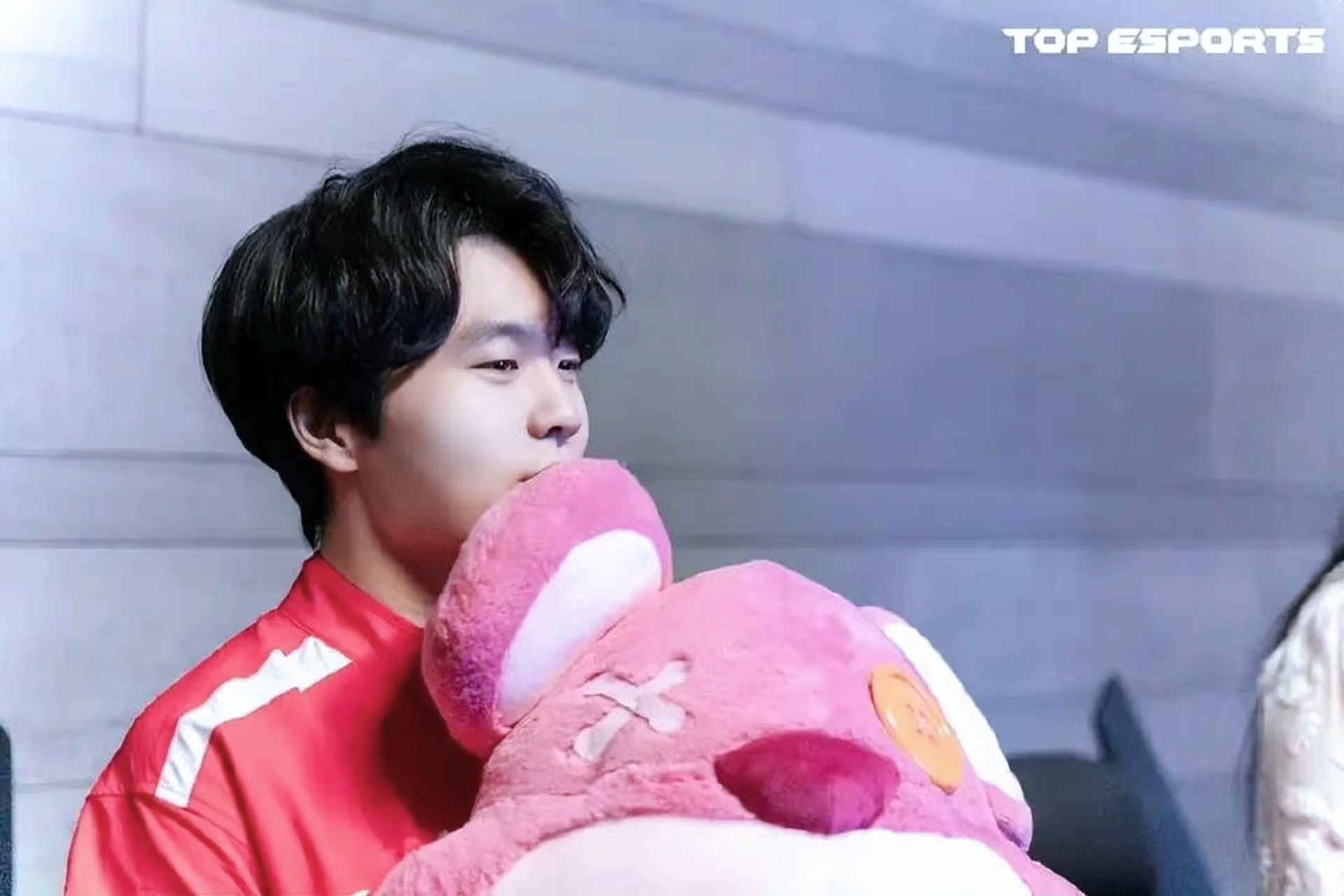 开云-包含Rookie在巴塞罗那比赛中挺进下一轮，回归赛场引发热议！的词条